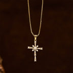 Collar Cruz con Incrustaciones de Piedras Brillantes: Un Símbolo de Protección Divina
