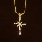 Collar Cruz con Incrustaciones de Piedras Brillantes: Un Símbolo de Protección Divina