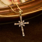 Collar Cruz con Incrustaciones de Piedras Brillantes: Un Símbolo de Protección Divina