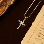 Collar Cruz con Incrustaciones de Piedras Brillantes: Un Símbolo de Protección Divina