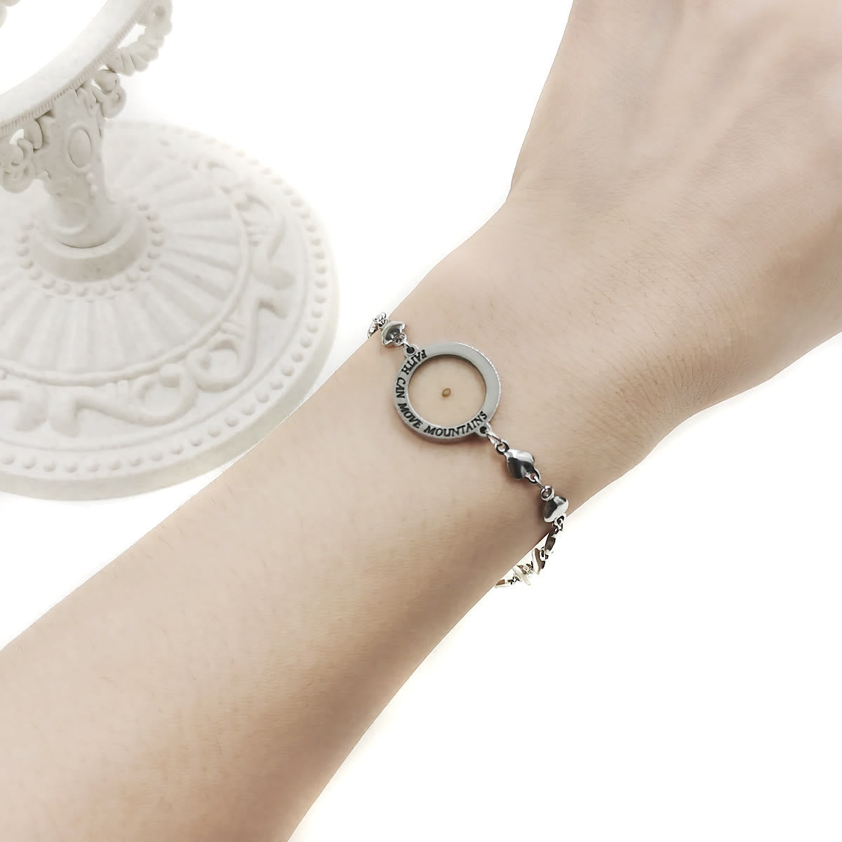 Mateo 17:20 y Lucas 1:37 con pulsera de semillas de mostaza: eslabones de corazón con detalle de puntos de circonita