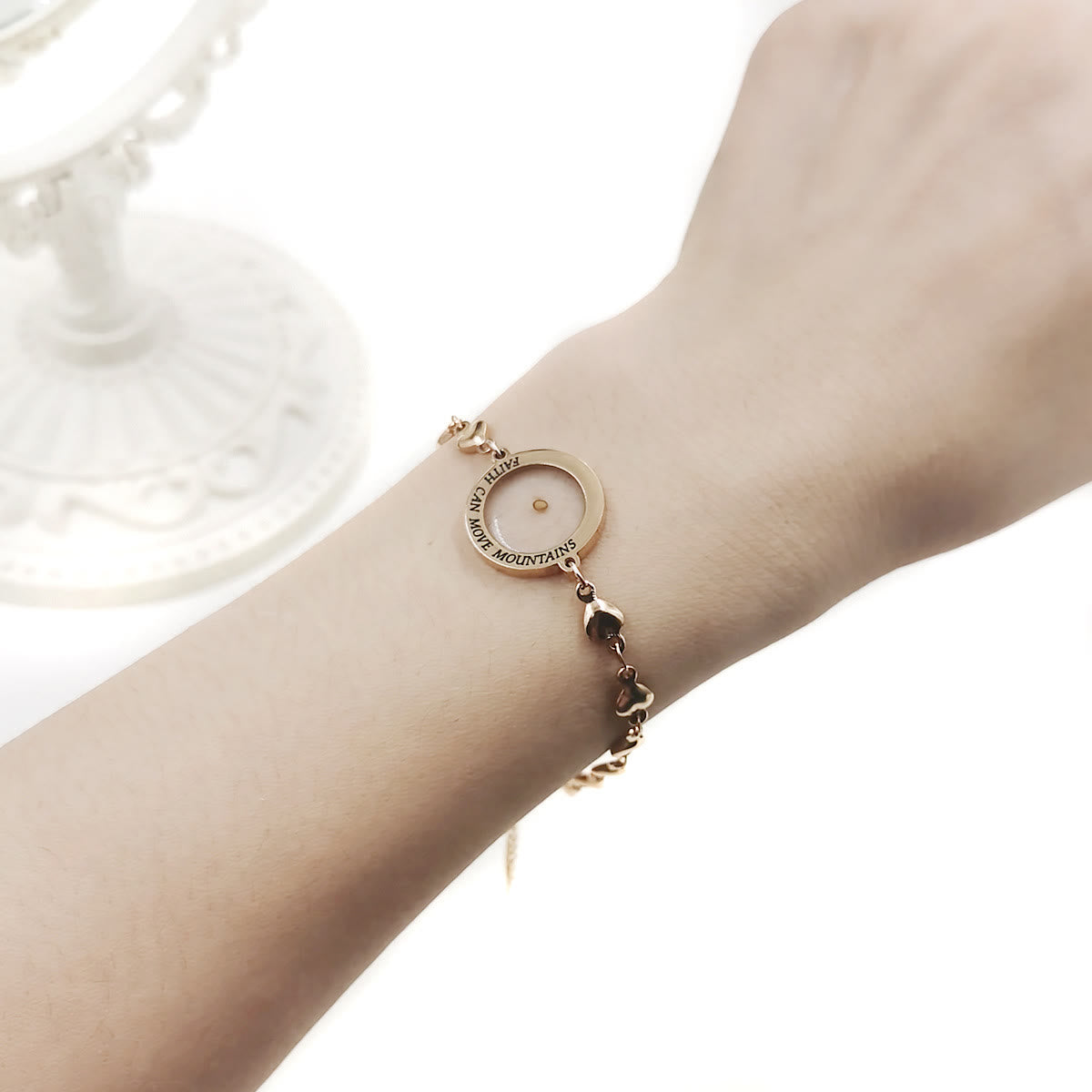 Mateo 17:20 y Lucas 1:37 con pulsera de semillas de mostaza: eslabones de corazón con detalle de puntos de circonita