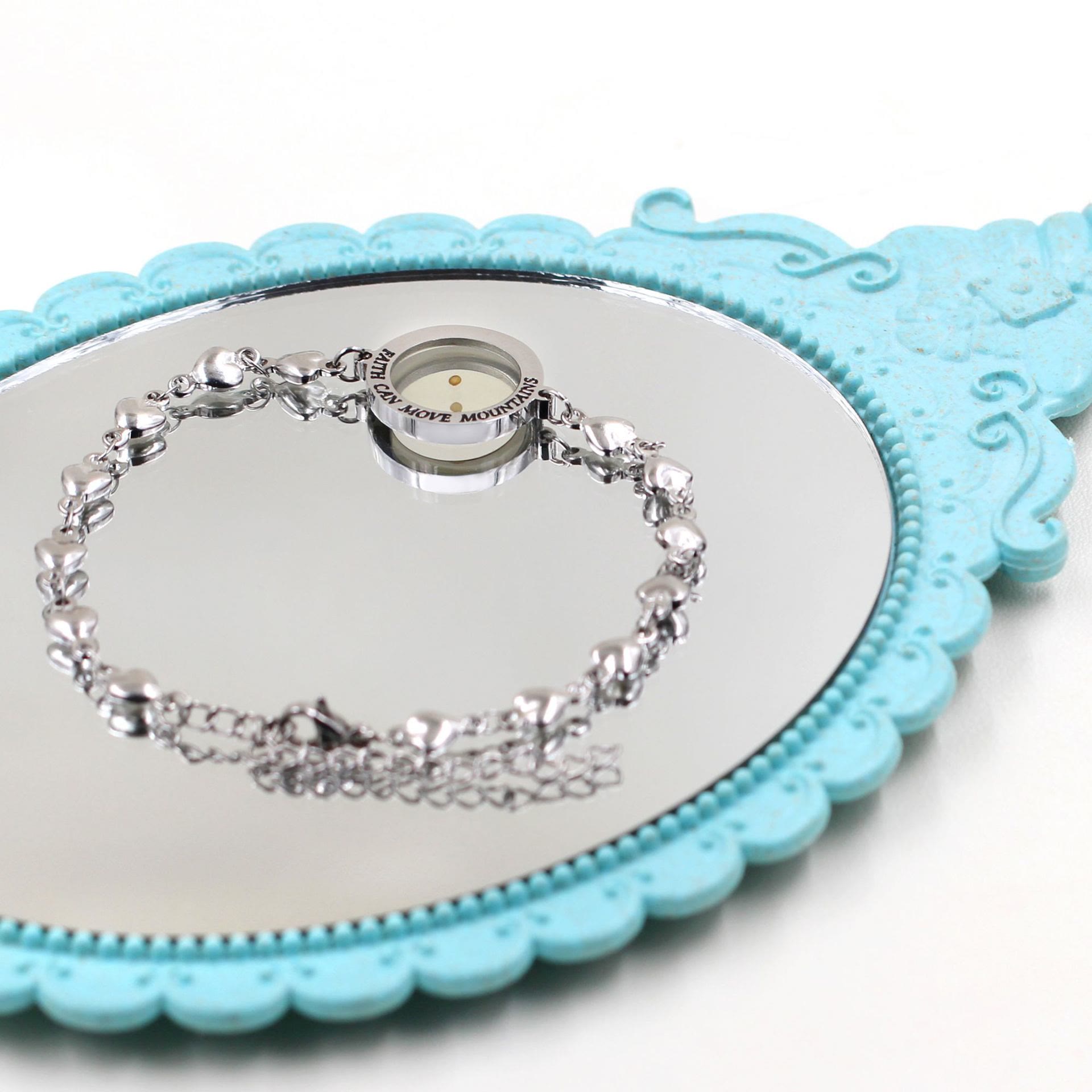 Mateo 17:20 y Lucas 1:37 con pulsera de semillas de mostaza: eslabones de corazón con detalle de puntos de circonita