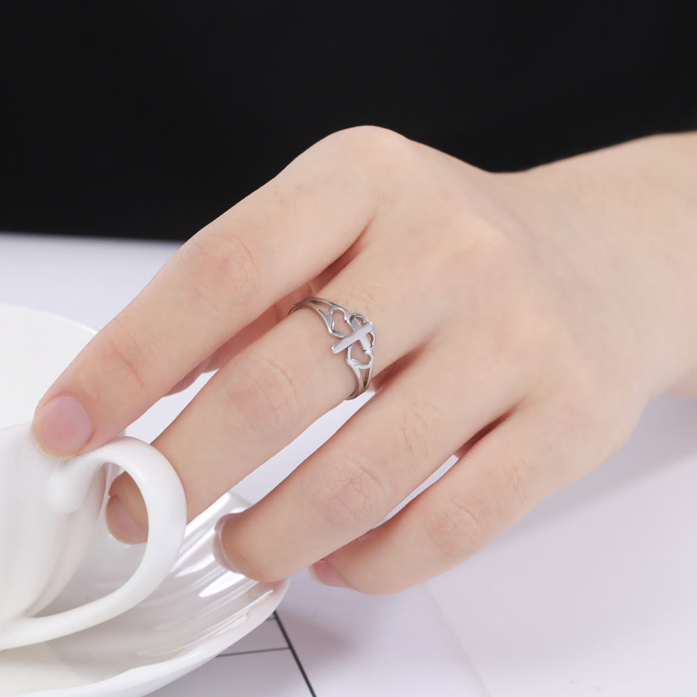 Anillo con diseño de cruz y corazón calado: un símbolo del amor de Cristo y la devoción fiel