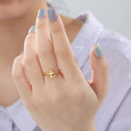 Anillo con diseño de cruz y corazón calado: un símbolo del amor de Cristo y la devoción fiel