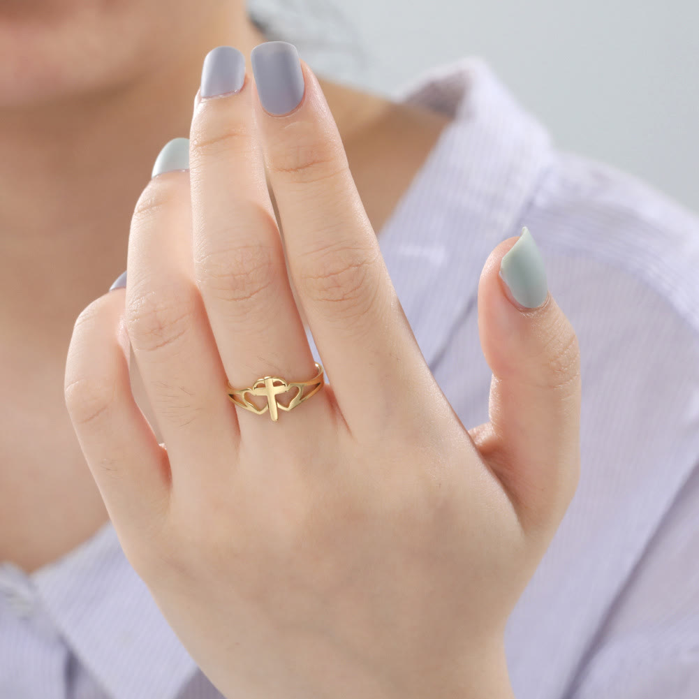 Anillo con diseño de cruz y corazón calado: un símbolo del amor de Cristo y la devoción fiel