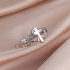 Anillo con diseño de cruz y corazón calado: un símbolo del amor de Cristo y la devoción fiel