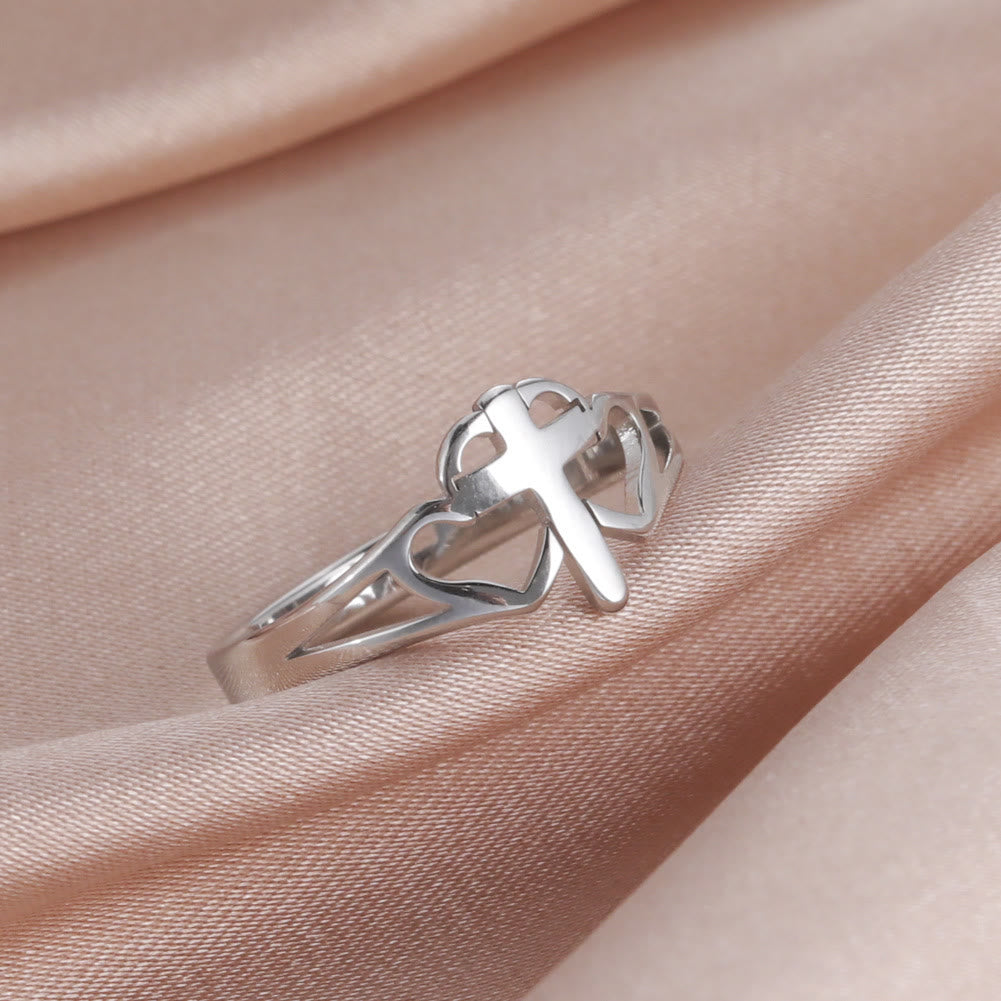 Anillo con diseño de cruz y corazón calado: un símbolo del amor de Cristo y la devoción fiel