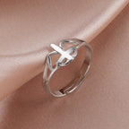 Anillo con diseño de cruz y corazón calado: un símbolo del amor de Cristo y la devoción fiel
