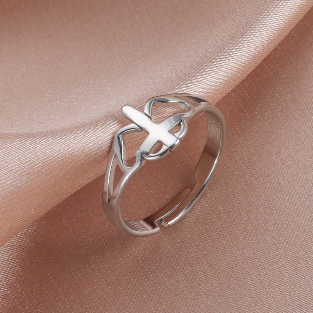 Anillo con diseño de cruz y corazón calado: un símbolo del amor de Cristo y la devoción fiel