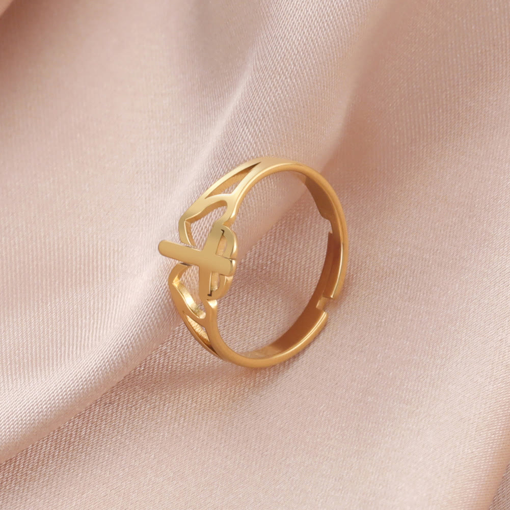 Anillo con diseño de cruz y corazón calado: un símbolo del amor de Cristo y la devoción fiel