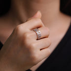 Anillo calado de filigrana con cruz: un símbolo de la gracia perdurable de Cristo