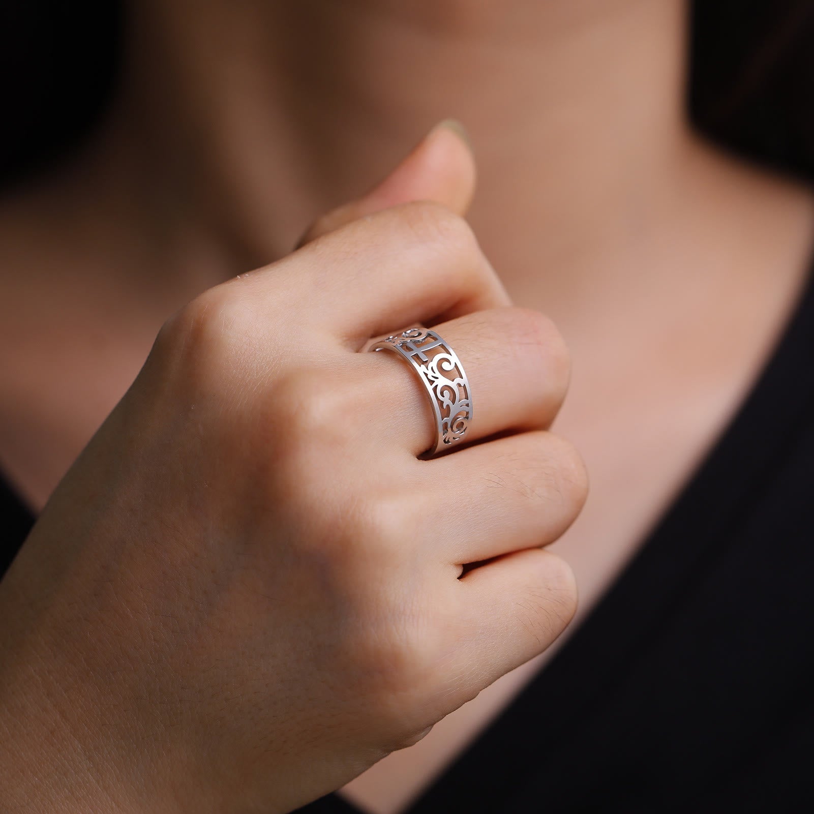 Anillo calado de filigrana con cruz: un símbolo de la gracia perdurable de Cristo