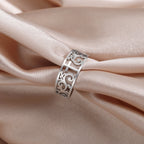 Anillo calado de filigrana con cruz: un símbolo de la gracia perdurable de Cristo