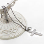 Collar Texturizado de Semilla de Mostaza con Cruz: Dijes Metálicos para Recordatorios Espirituales