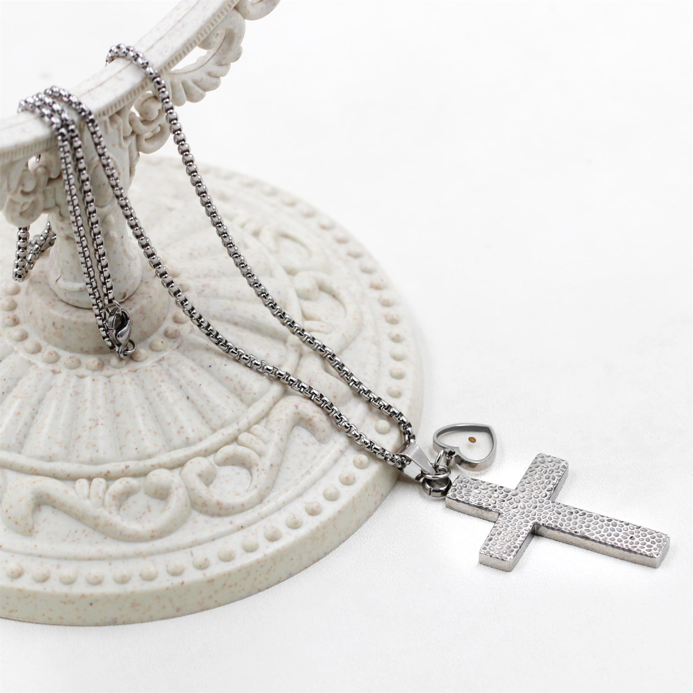 Collar Texturizado de Semilla de Mostaza con Cruz: Dijes Metálicos para Recordatorios Espirituales