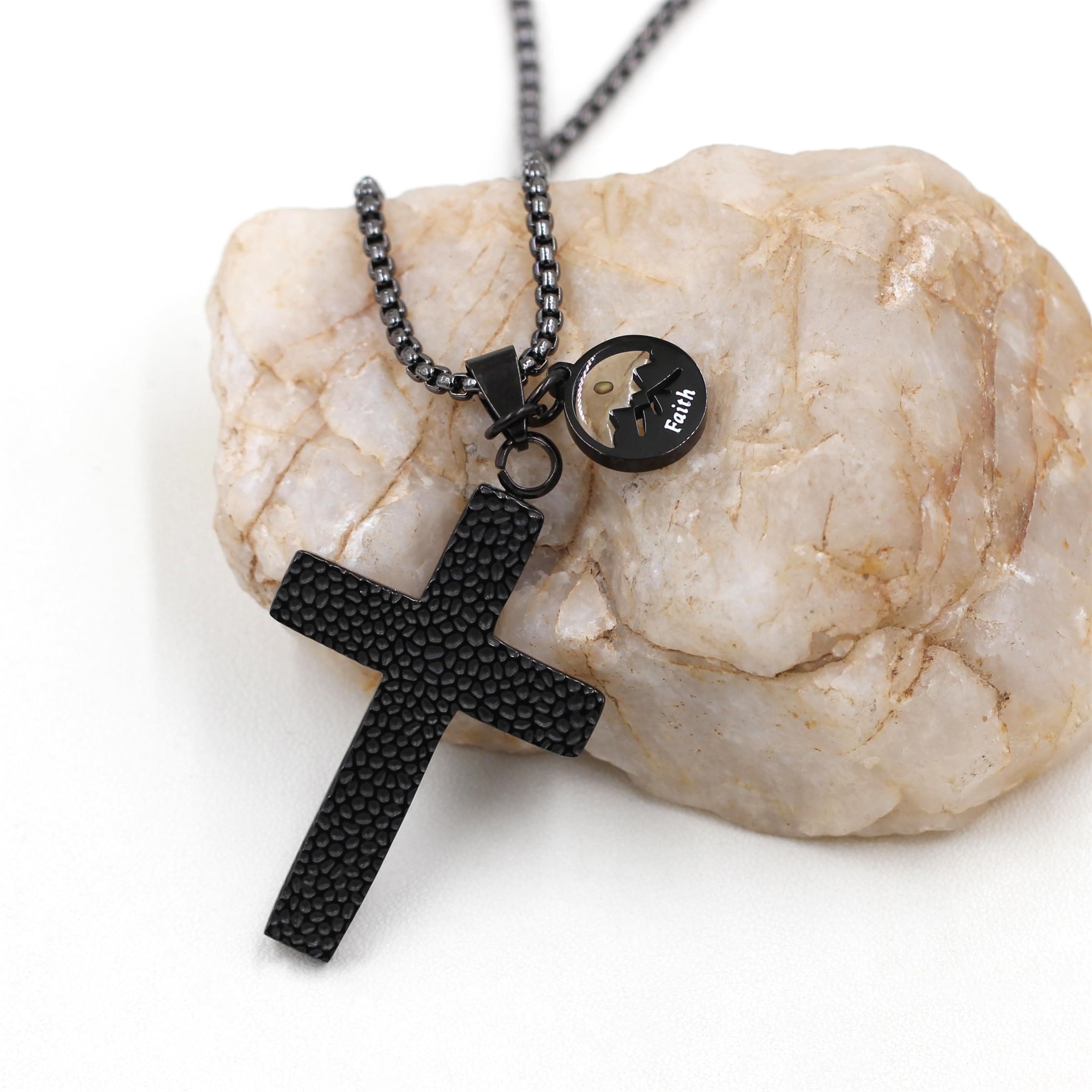 Collar Texturizado de Semilla de Mostaza con Cruz: Dijes Metálicos para Recordatorios Espirituales