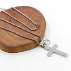 Collar Texturizado de Semilla de Mostaza con Cruz: Dijes Metálicos para Recordatorios Espirituales