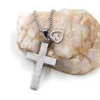 Collar Texturizado de Semilla de Mostaza con Cruz: Dijes Metálicos para Recordatorios Espirituales