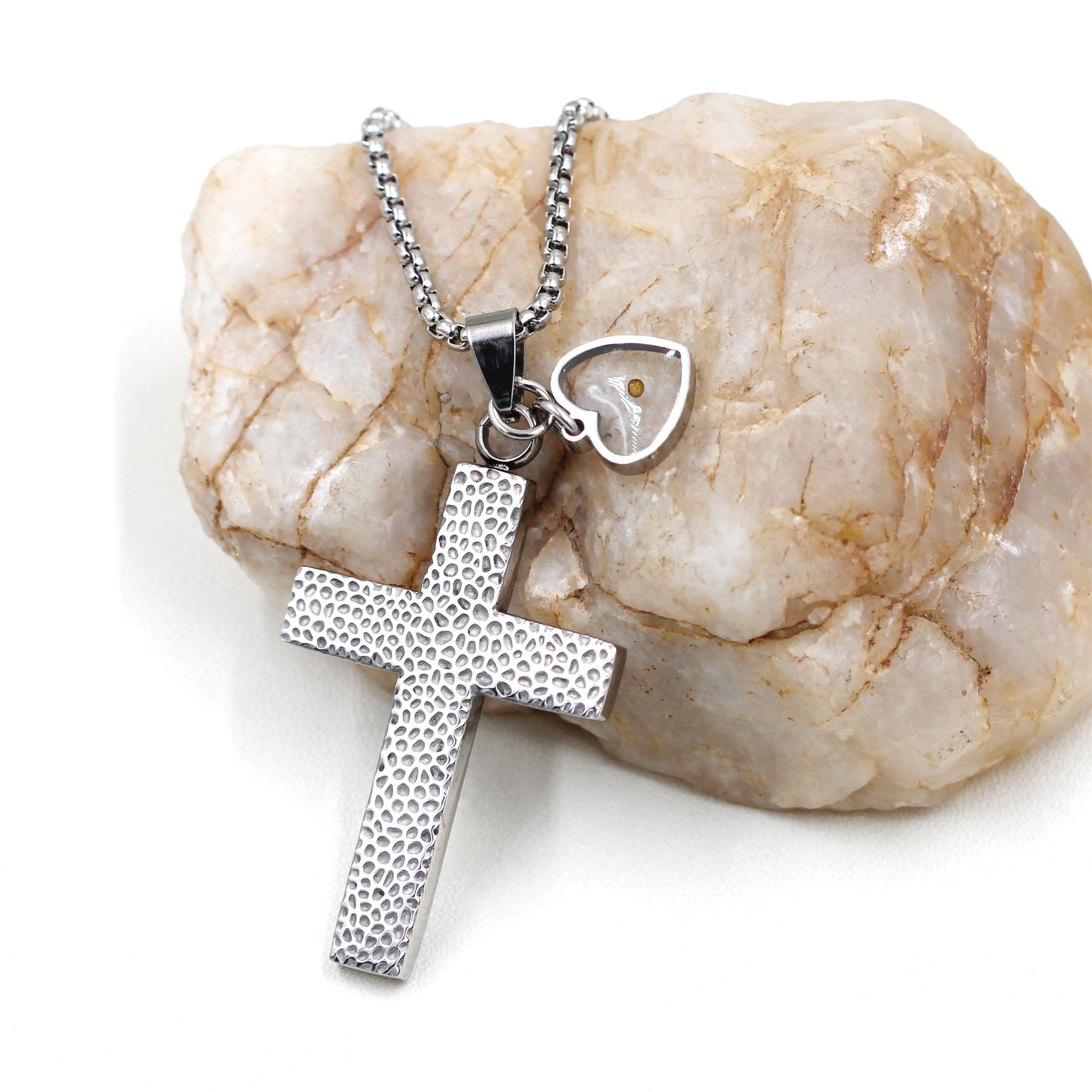 Collar Texturizado de Semilla de Mostaza con Cruz: Dijes Metálicos para Recordatorios Espirituales