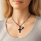 Collar Texturizado de Semilla de Mostaza con Cruz: Dijes Metálicos para Recordatorios Espirituales