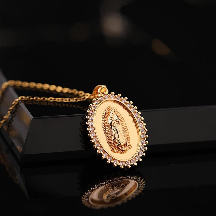 Collar con colgante de circonita de Nuestra Señora con tres diseños: un símbolo de la intercesión maternal de María