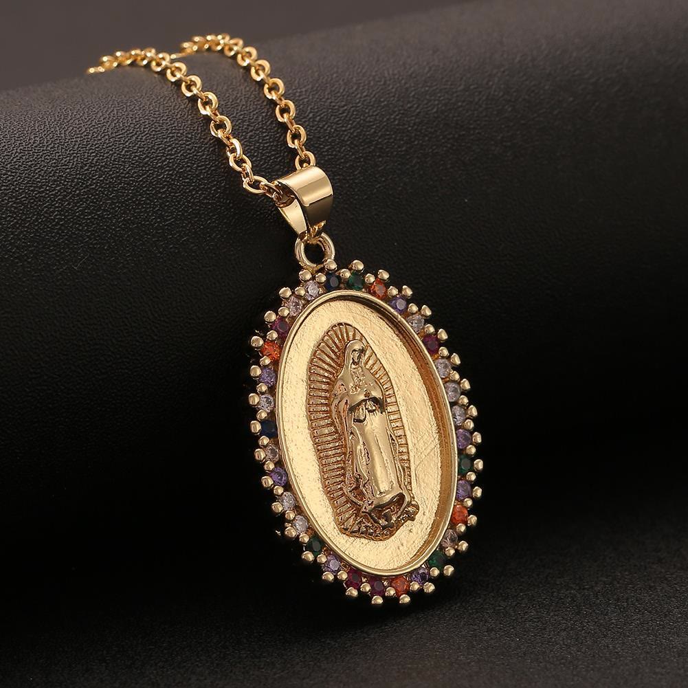 Collar con colgante de circonita de Nuestra Señora con tres diseños: un símbolo de la intercesión maternal de María