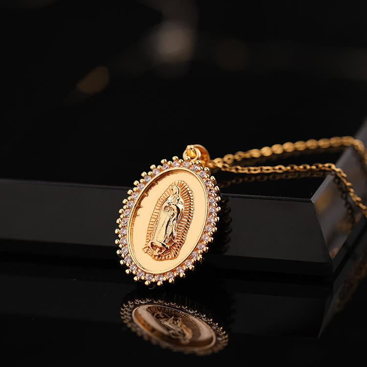 Collar con colgante de circonita de Nuestra Señora con tres diseños: un símbolo de la intercesión maternal de María