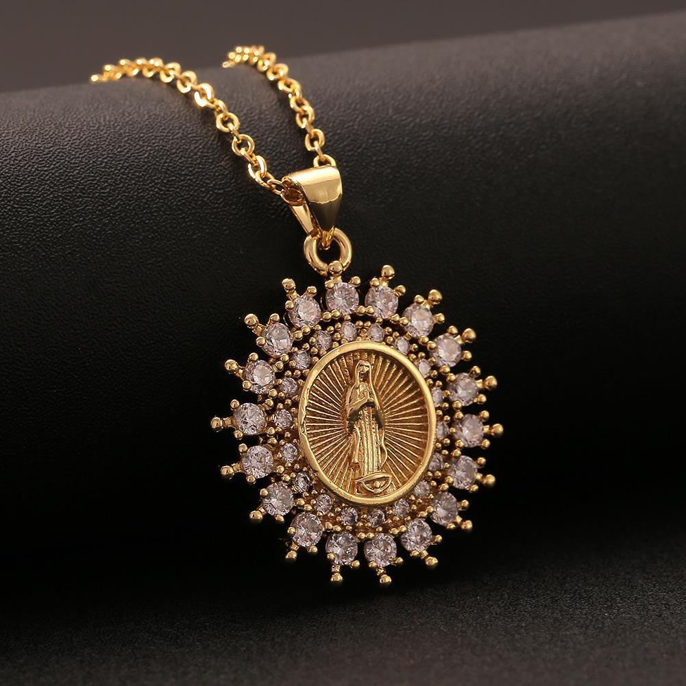 Collar con colgante de circonita de Nuestra Señora con tres diseños: un símbolo de la intercesión maternal de María