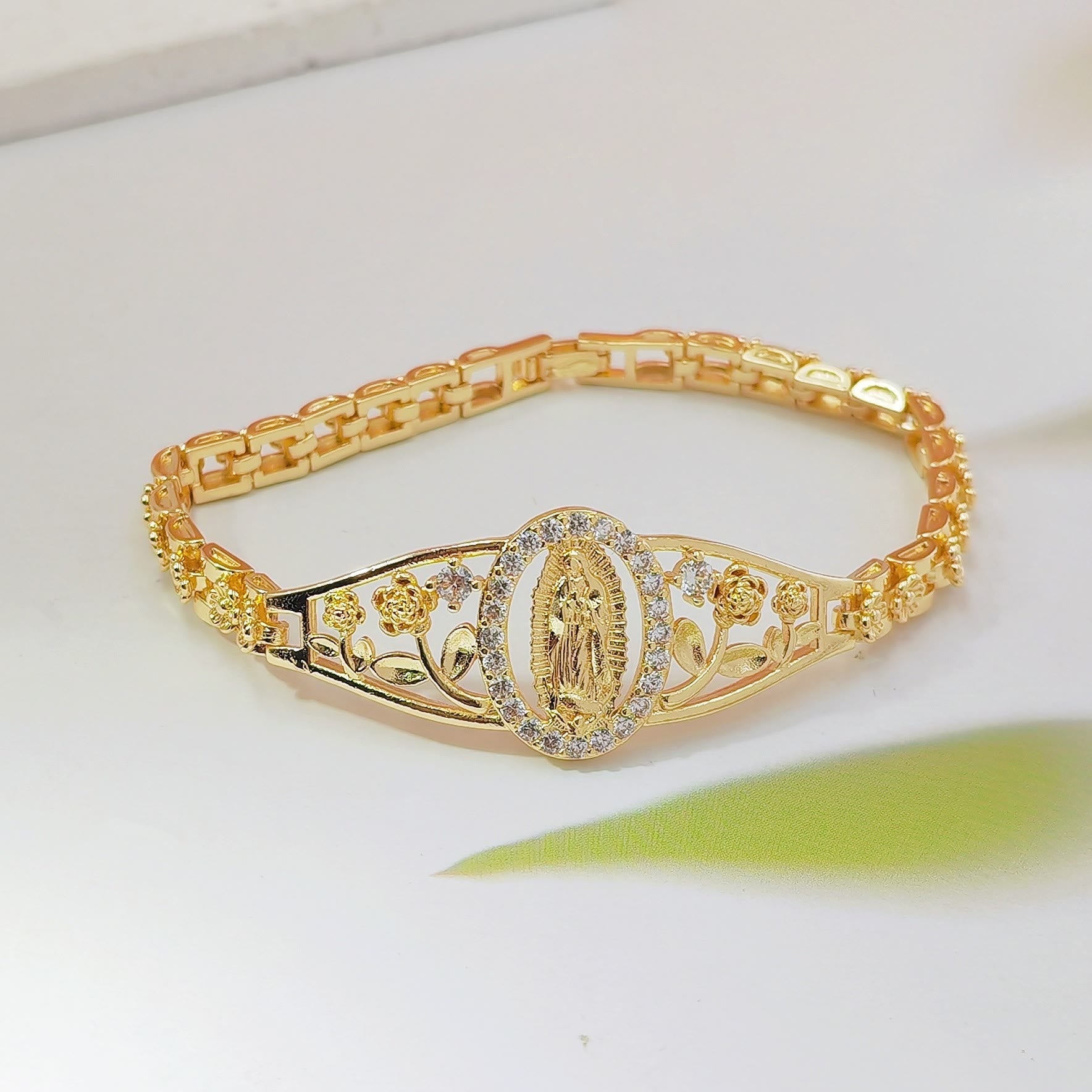 Colección de Pulseras de Filigrana Dorada de Nuestra Señora: Símbolo de Gracia y Protección Maternal