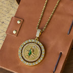 Pulsera de circonita de San Judas con túnica verde: un símbolo de gracia sagrada y protección
