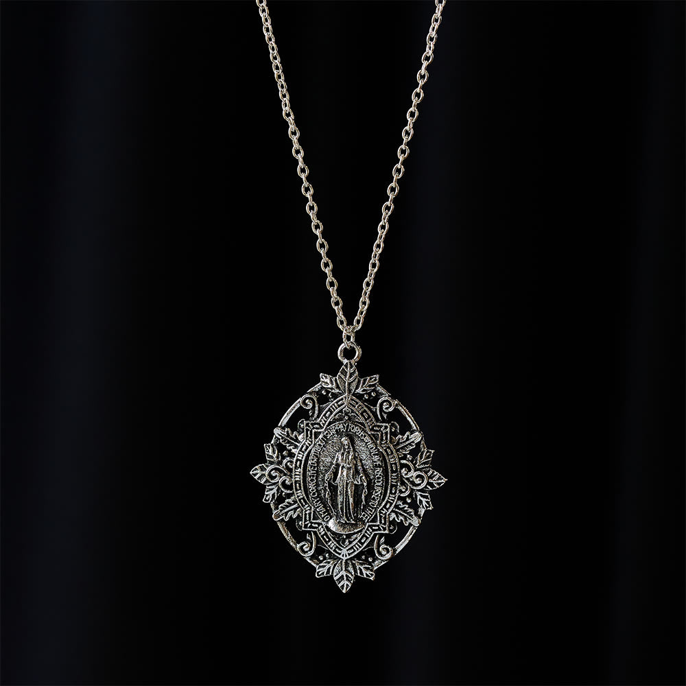 Collar con Medallón de Filigrana de Nuestra Señora: Un Símbolo de Gracia Maternal y Protección