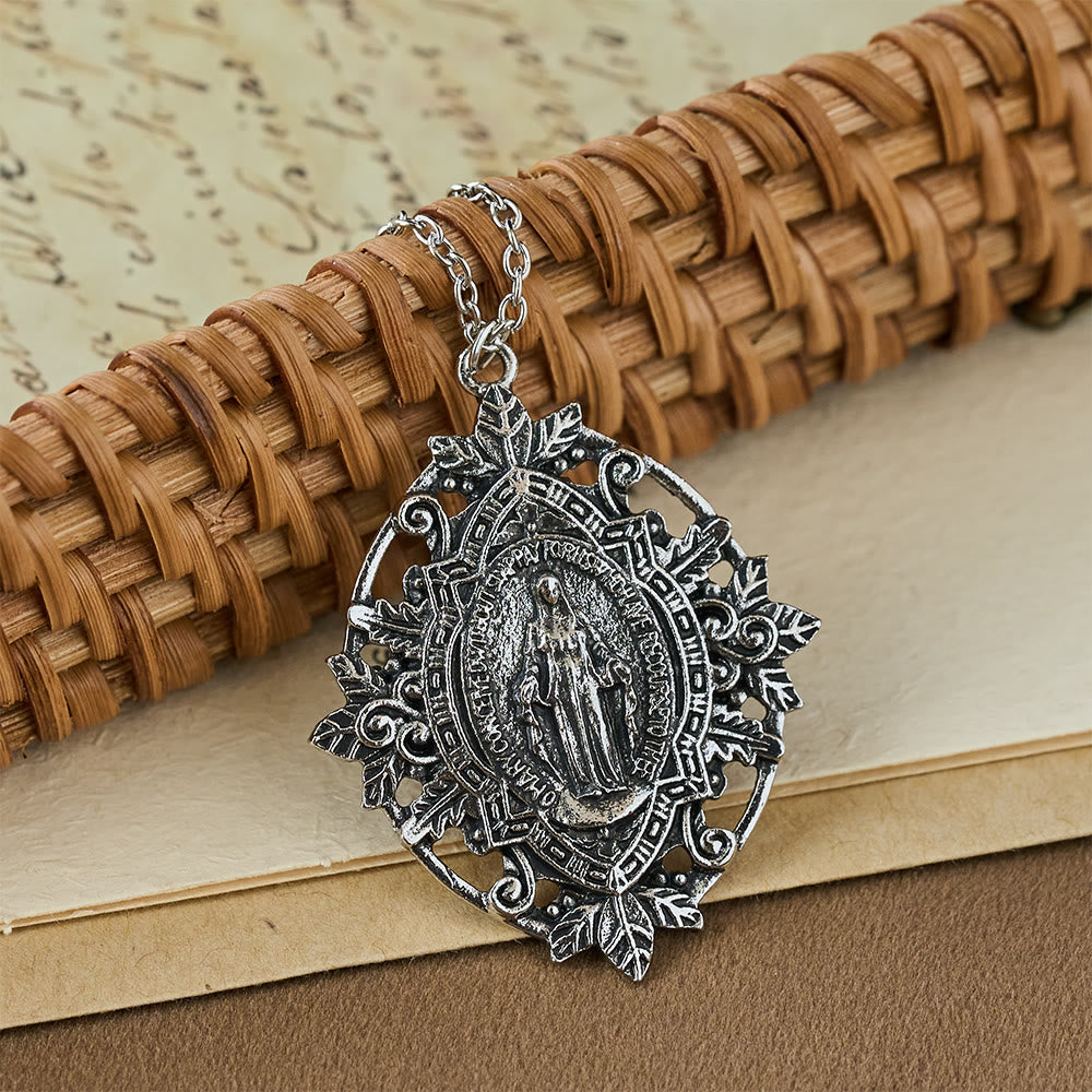 Collar con Medallón de Filigrana de Nuestra Señora: Un Símbolo de Gracia Maternal y Protección