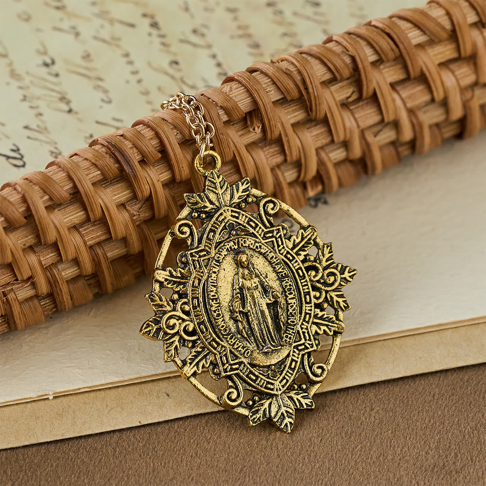 Collar con Medallón de Filigrana de Nuestra Señora: Un Símbolo de Gracia Maternal y Protección
