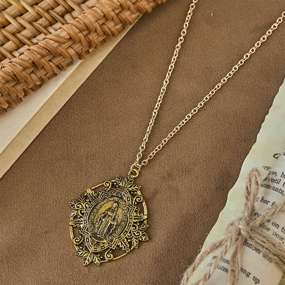 Collar con Medallón de Filigrana de Nuestra Señora: Un Símbolo de Gracia Maternal y Protección