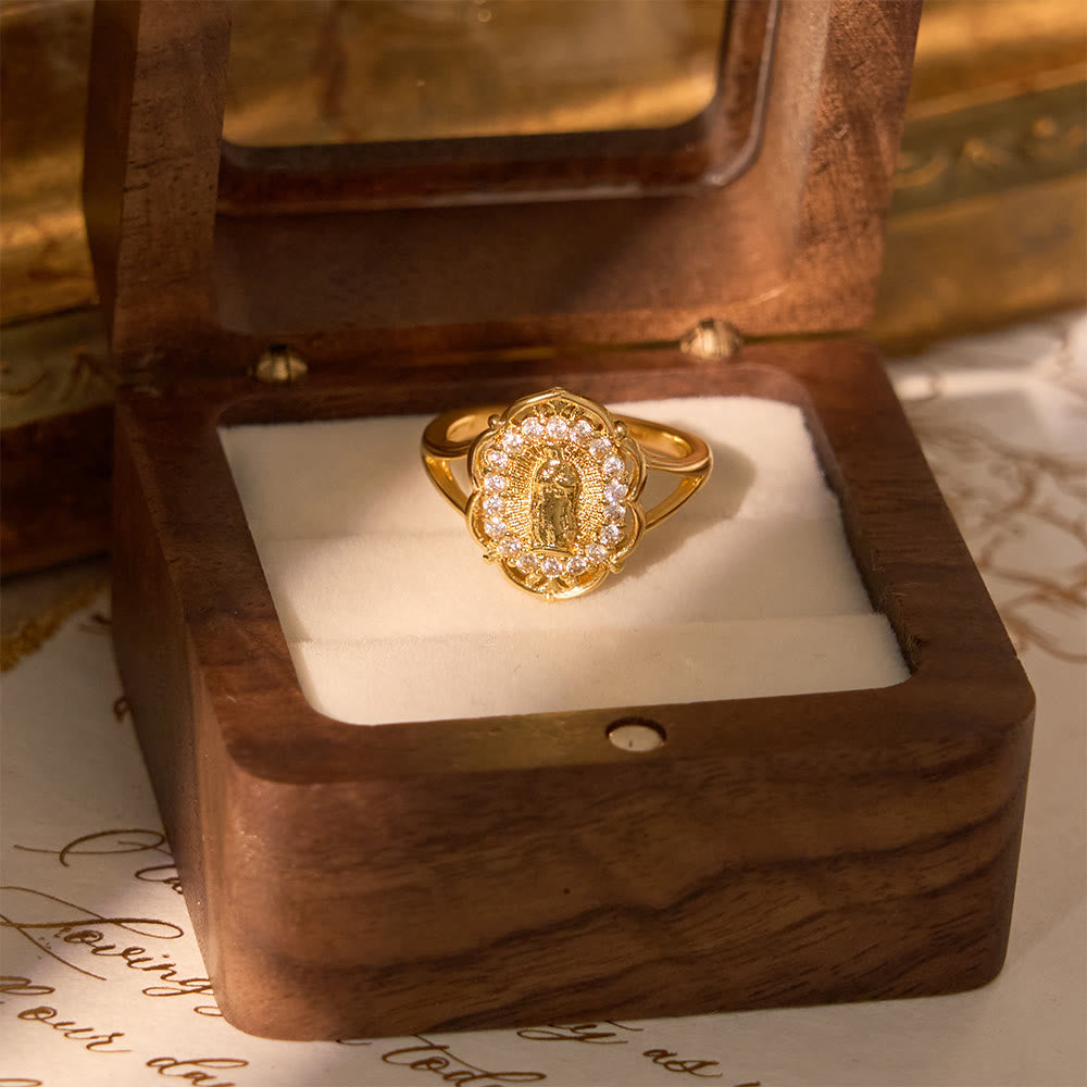 Anillo de Nuestra Señora con Filigrana Dorada y Ornamentada: Combinando Elegancia con Gracia Espiritual