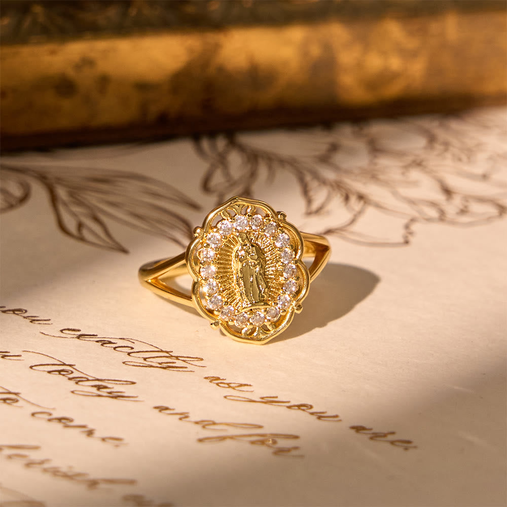 Anillo de Nuestra Señora con Filigrana Dorada y Ornamentada: Combinando Elegancia con Gracia Espiritual