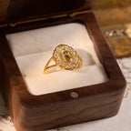 Anillo de Nuestra Señora con Filigrana Dorada y Ornamentada: Combinando Elegancia con Gracia Espiritual