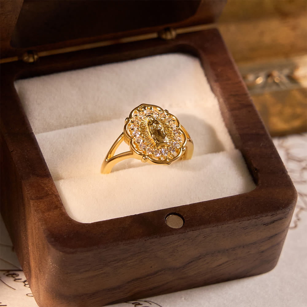 Anillo de Nuestra Señora con Filigrana Dorada y Ornamentada: Combinando Elegancia con Gracia Espiritual