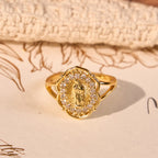 Anillo de Nuestra Señora con Filigrana Dorada y Ornamentada: Combinando Elegancia con Gracia Espiritual