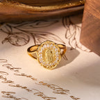Anillo de Nuestra Señora con Filigrana Dorada y Ornamentada: Combinando Elegancia con Gracia Espiritual