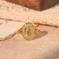Anillo de Nuestra Señora con Filigrana Dorada y Ornamentada: Combinando Elegancia con Gracia Espiritual
