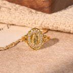 Anillo de Nuestra Señora con Filigrana Dorada y Ornamentada: Combinando Elegancia con Gracia Espiritual