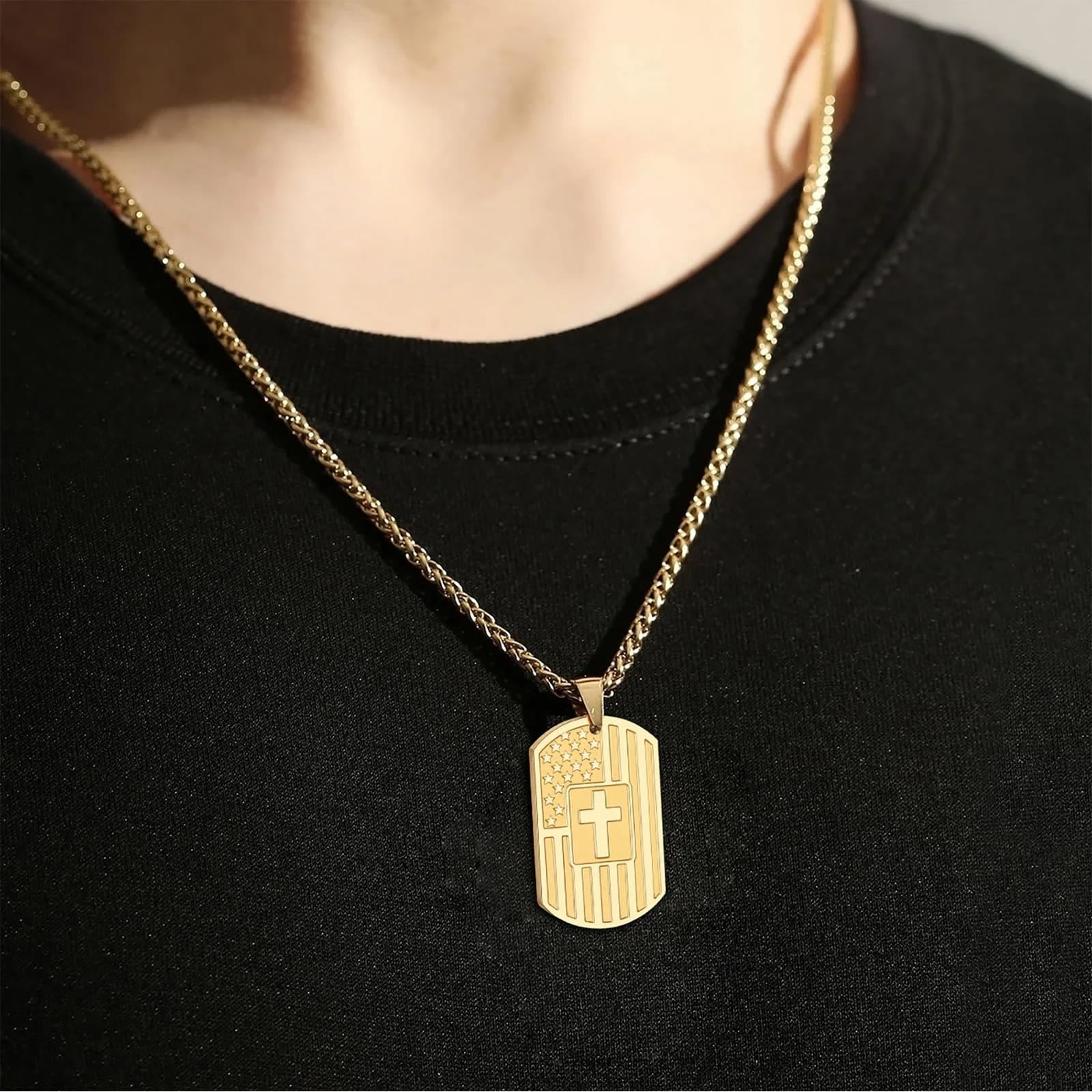 Collar de las Escrituras de Doble Cara con Bandera Estadounidense y Cruz: Un Símbolo de Fuerza y Coraje Sagrados