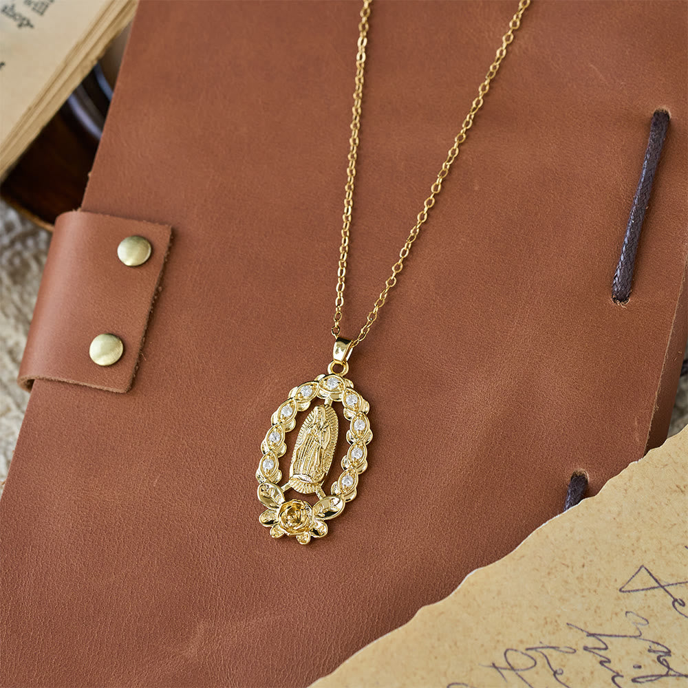 Collar de Nuestra Señora con Corona Floral de Circonitas: Un Símbolo de Gracia Sagrada y Protección