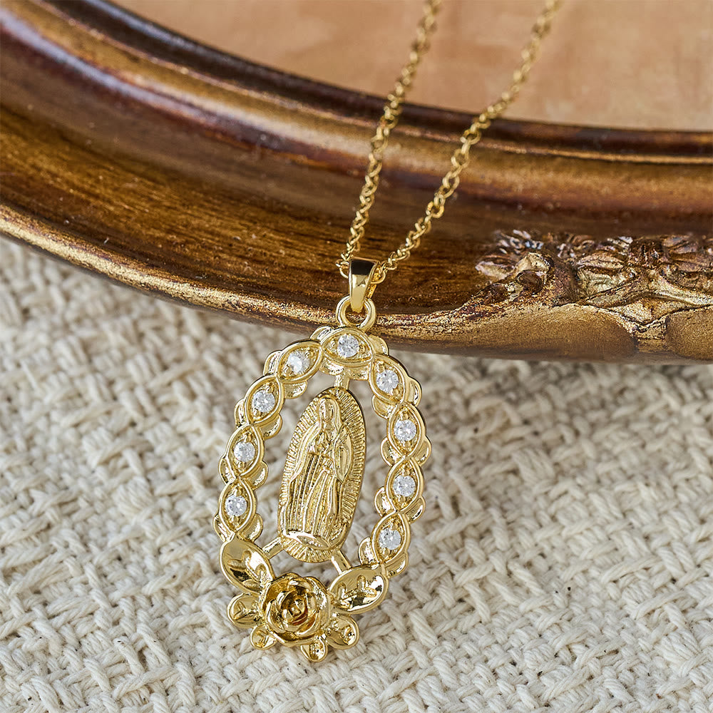 Collar de Nuestra Señora con Corona Floral de Circonitas: Un Símbolo de Gracia Sagrada y Protección