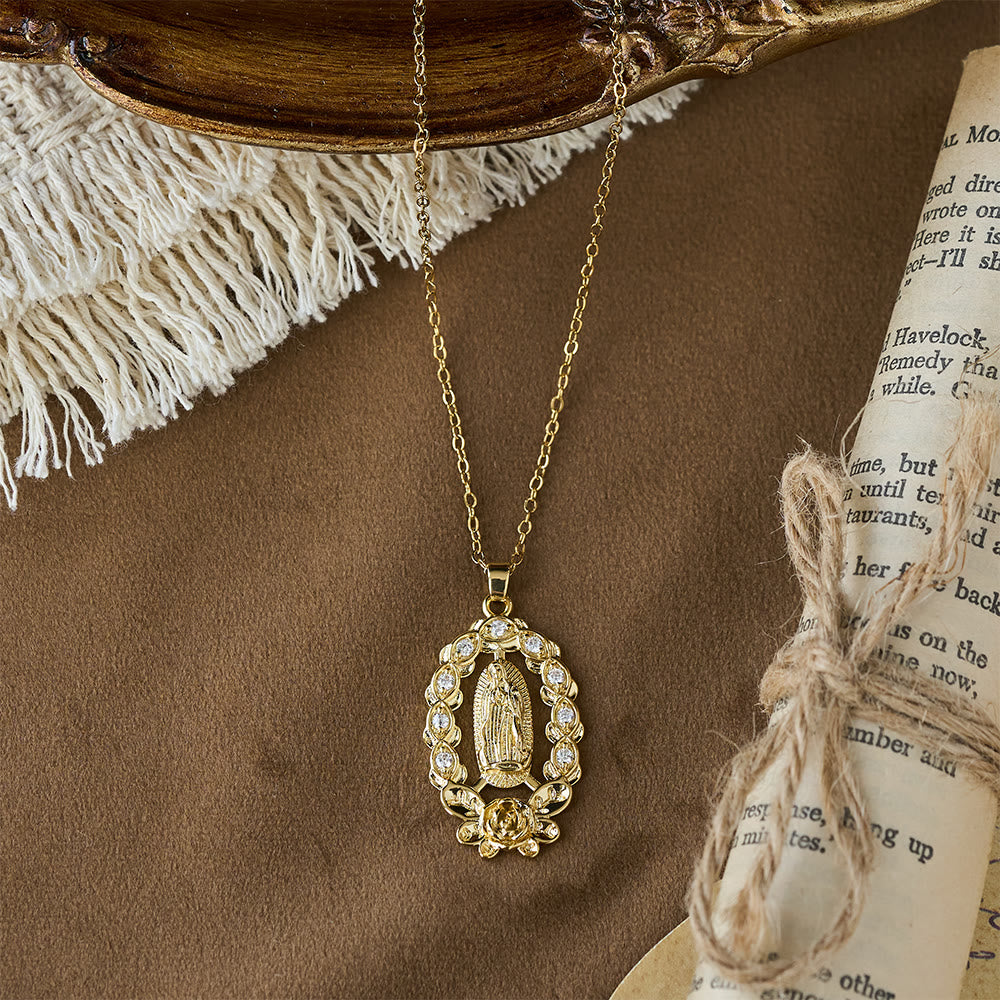 Collar de Nuestra Señora con Corona Floral de Circonitas: Un Símbolo de Gracia Sagrada y Protección