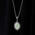 Collar con Retrato de la Virgen María en Marco de Filigrana: Un Símbolo de Gracia Sagrada y Luz Divina
