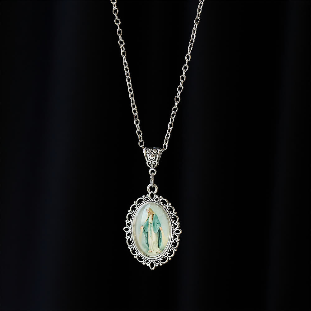 Collar con Retrato de la Virgen María en Marco de Filigrana: Un Símbolo de Gracia Sagrada y Luz Divina