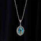 Collar con Retrato de la Virgen María en Marco de Filigrana: Un Símbolo de Gracia Sagrada y Luz Divina